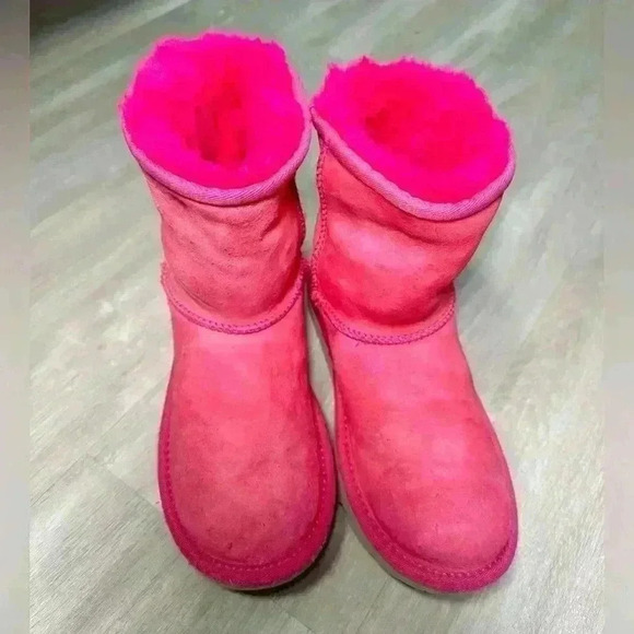 UGG CLASSIC SHORT MAGENTA PINK raspberry BOOTS SIZE 4 - Picture 1 of 6